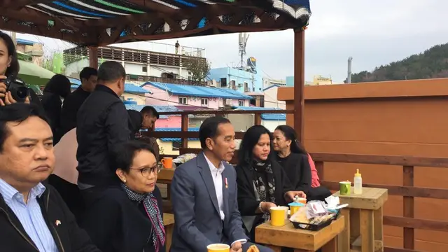 Presiden Joko Widodo atau Jokowi bersama Ibu Negara Iriana mengunjungi Gamcheon Village yang berada di Busan Korea Selatan, Minggu (24/11/2019). (Liputan6.com/ Lizsa Egeham)