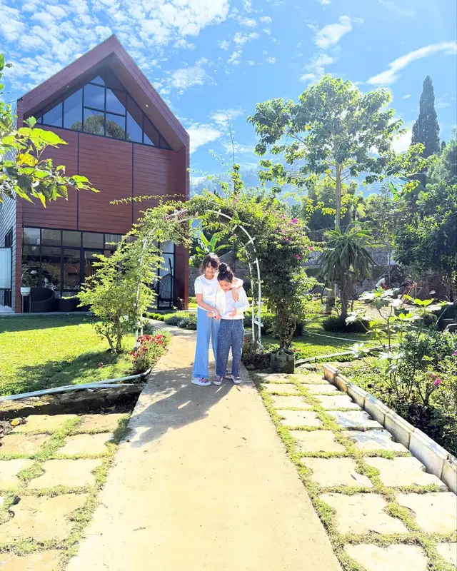 5 Penampakan rumah baru Shireen Sungkar di Puncak, suasananya bikin berasa healing tiap hari