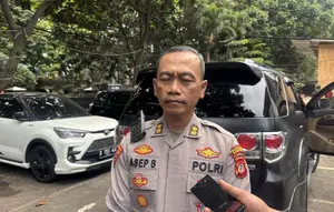 Dua Pelajar SMA Bandung Acungkan Pedang Samurai ke Polisi