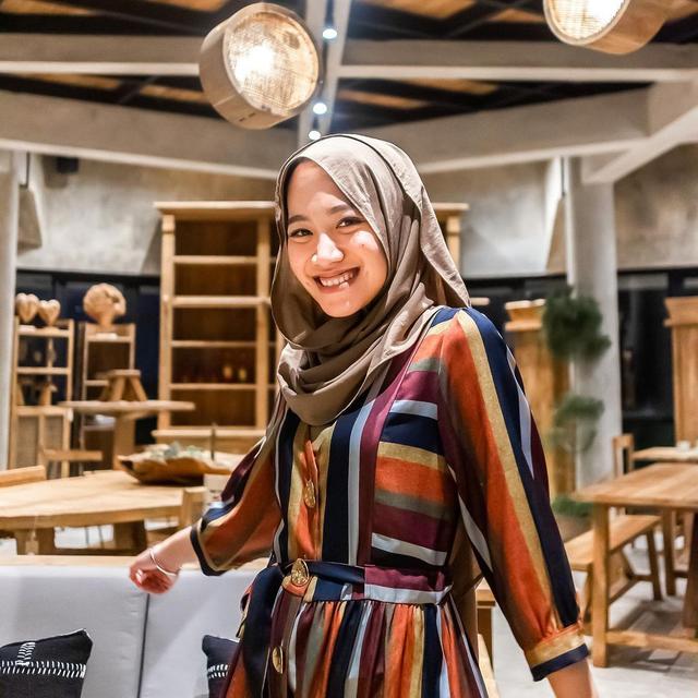 6 Potret Sella Brata, Sepupu Nagita Slavina yang Jarang Tersorot