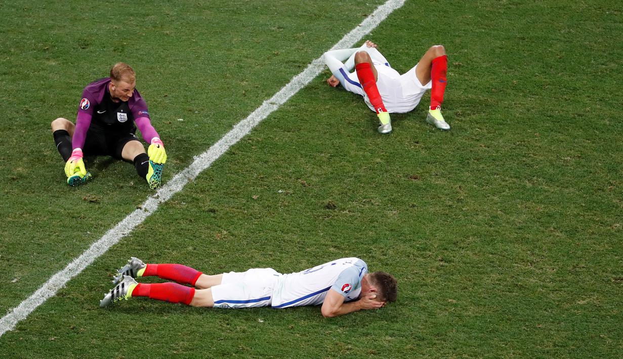 Pemain timnas Inggris Joe Hart, Dele Alli dan Gary Cahill tertunduk lesu di lapangan usai Inggris menderita kekalahan 1-2 dari Islandia pada babak 16 besar Euro 2016 yang digelar di Stadion Stade de Nice, Prancis, Selasa (28/6). (REUTERS/Yves Herman)
