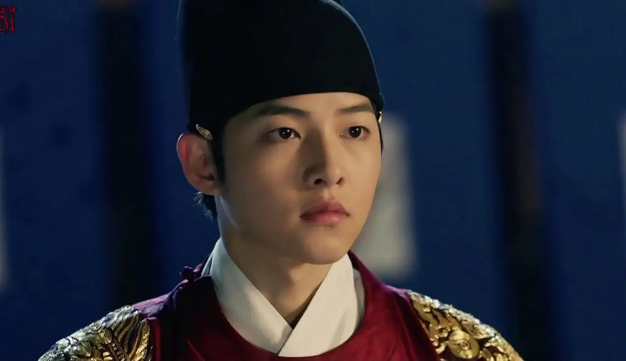 Tak hanya memerankan karakter seorang tentara, Song Joong Ki juga pernah memerankan raja di drama Deep Rooted Tree. (Foto: kpopherald.com)