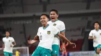 Selebrasi pemain Timnas Indonesia, Beckham Putra Nugraha (depan) setelah mencetak gol ke gawang Timnas Lebanon U-22 pada laga leg kedua uji coba internasional di Stadion Utama Gelora Bung Karno (SUGBK), Senayan, Jakarta, Minggu (16/4/2023). (Bola.com/M Iqbal Ichsan)