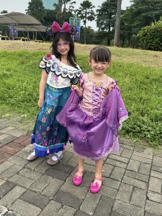 Dua Putri Yasmine Wildblood. [@yaswildblood]