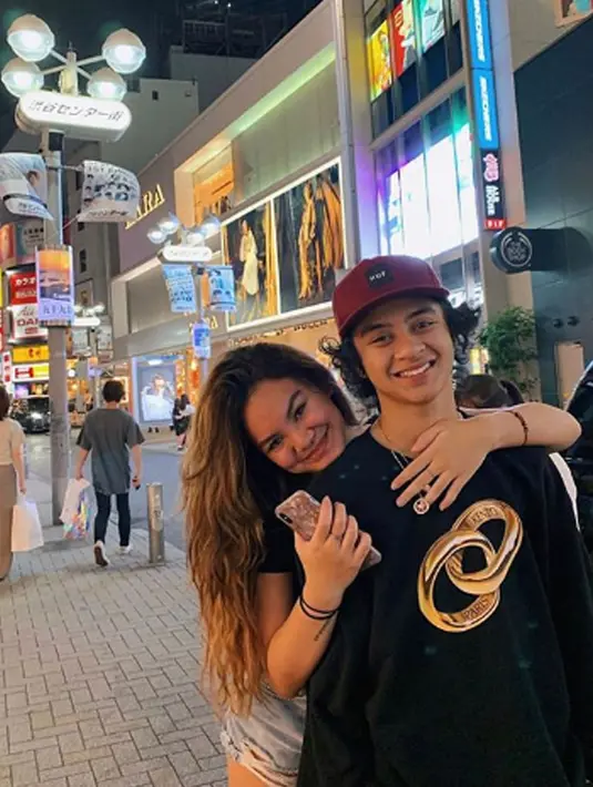 Bastian Steel dan Shafa Haris sempat menikmati liburan di negeri sakura, Jepang. (Liputan6.com/IG/bastiansteel)