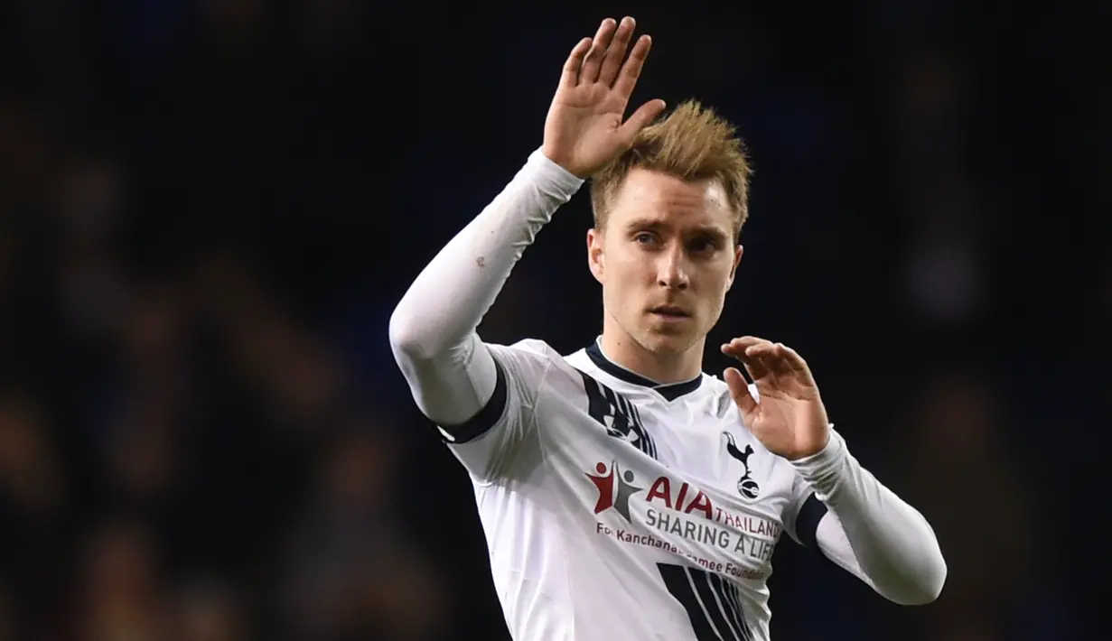 Gelandang Tottenham, Christian Eriksen menyapa para pendukung usai pertandingan liga Inggris melawan West Bromwich Albion di Stadion White Hart Lane, Inggris, (26/4). Tottenham bermain imbang West Bromwich dengan skor 1-1. (Reuters/Tony O'Brien)