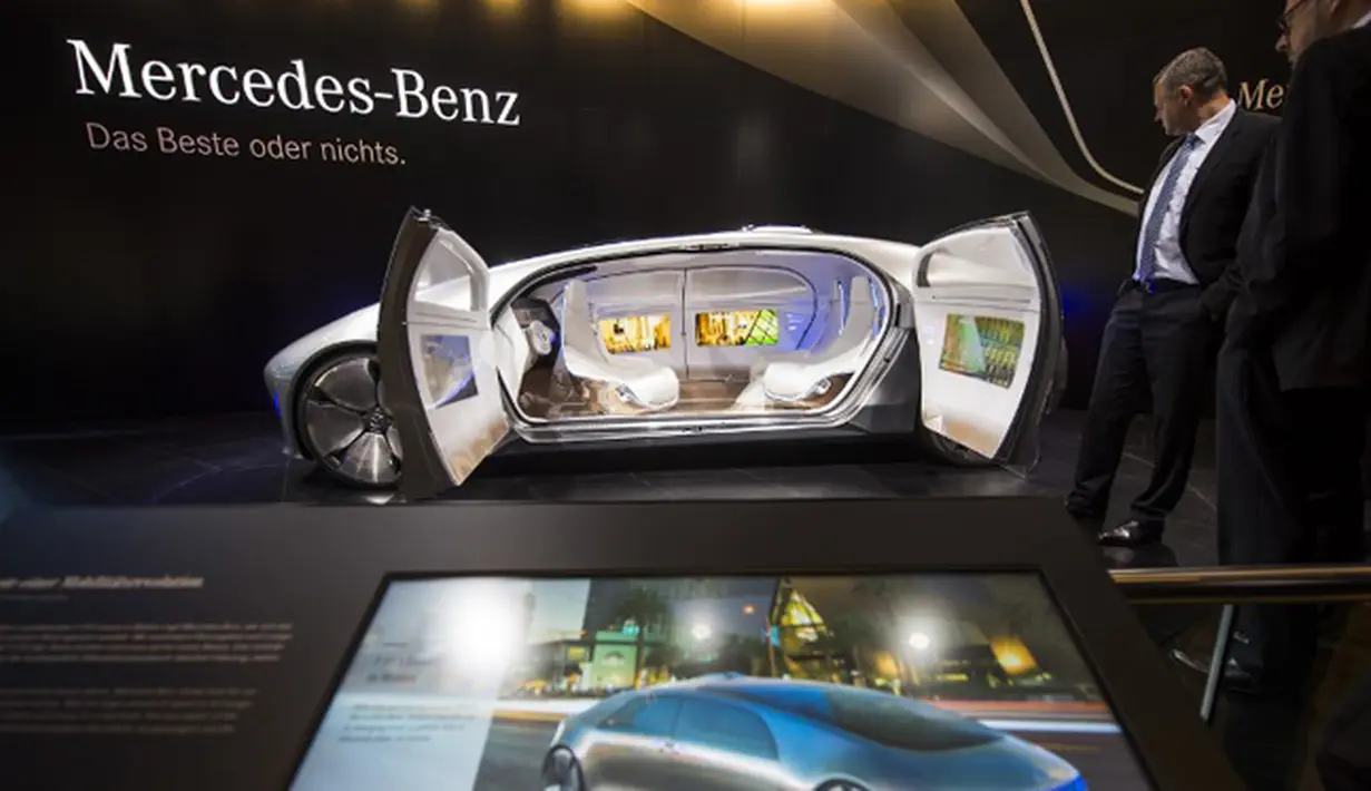 Mobil Mercedes Benz konsep IAA di tampilkan dalam 66th (IAA) di Frankfurt, Jerman (16/9/2015). IAA akan mengalami transformasi yang saat mencapai 80 kilometer per jam (50 mph) atau melalui menekan sebuah tombol. (AFP PHOTO/ODD ANDERSEN)