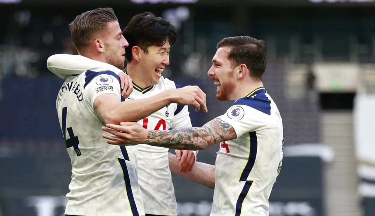 Para pemain Tottenham Hotspur merayakan gol yang dicetak oleh Toby Alderweireld ke gawang Leeds United pada laga liga Inggris di London, Sabtu (2/1/2021). Spurs menang dengan skor 3-0. (AP/Ian Walton, Pool)