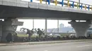 Tentara Ukraina mengambil posisi di bawah jembatan saat melakukan tembakan di dalam Kota Kyiv, Ukraina, Jumat (25/2/2022). Rusia menekan invasinya sampai ke pinggiran Kiev usai melepaskan serangan udara di kota-kota dan pangkalan militer serta mengirimkan pasukan dan tank.(AP Photo/Emilio Morenatti)