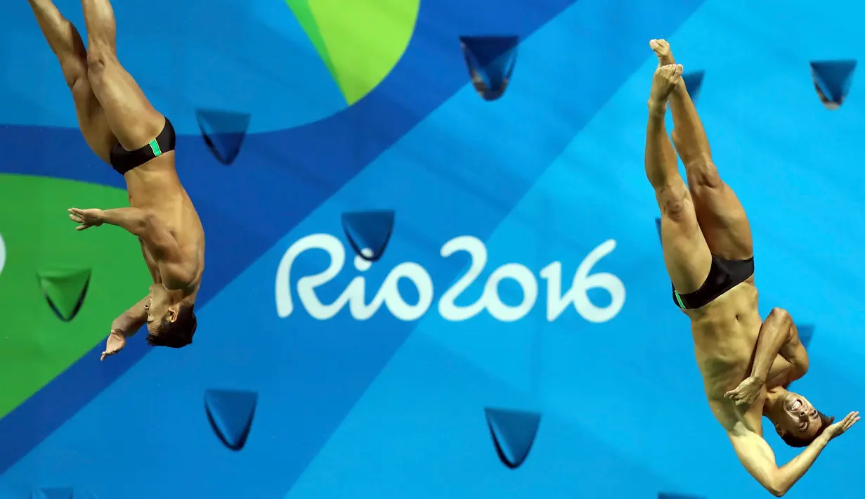 Atlet Brasil, Ian Matos dan Luiz Felipe Outerelo saat loncat indah sinkronisasi 3 m pria pada Olimpiade 2016 di Brasil, (10/8).Para atlet harus memperlihatkan gerakan loncatan yang indah untuk mendapatkan nilai yang tinggi.(REUTERS/Antonio Bronic)