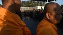 Petugas saat melakukan penggeledahan Kuil Dhammakaya, Pathum Thani, Thailand (17/2). Selain pencucian uang biksu Phra Dhammachayo juga diduga melakukan pencurian barang berharga, serta perebutan tanah secara semena-mena. (AFP Photo / Lillian Suwanrumpha)