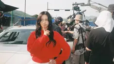 Proses syuting Newtopia yang hampir memakan waktu satu tahun, membutuhkan persiapan fisik dan mental yang matang dari Jisoo. Ia tak hanya berlatih akting, tetapi juga menjaga kondisi fisiknya agar tetap prima. Semangat Jisoo ini terlihat dari berbagai foto di balik layar yang dibagikannya di media sosial. (Liputan6.com/IG/@sooyaaa__)