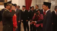 Presiden Jokowi memberikan ucapan selamat setelah pelantikan Letjen Andika Perkasa sebagai Kepala Staf TNI Angkatan Darat (KSAD) di Istana Kepresidenan, Kamis (22/11). Andika menggantikan Jenderal TNI Mulyono yang akan pensiun. (Liputan6.com/Angga Yuniar)
