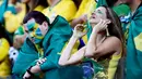 Suporter Brasil tampak lesu usai ditaklukkan Jerman pada laga semifinal Piala Dunia 2014 di Stadion The Mineirao (8/7/2014). Jerman menang 7-1 atas Brasil. (AFP/Adrian Dennnis)