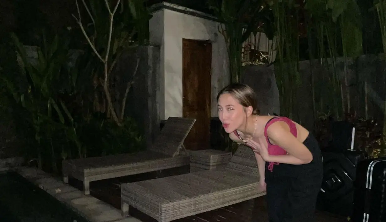 Liburan ke Pulau Dewata, Zara memilih outfit ala musim panas yang stylish. [Instagram @zaraadhsty]