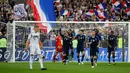 Penyerang Prancis, Antoine Griezmann (tengah) mengepalkan tinjunya saat mencetak gol ke gawang Jerman pada laga UEFA Nations League di Stadion Stade de France, Paris, Selasa (16/10). Prancis menaklukkan Jerman 2-1. (AP Photo/Francois Mori)