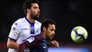 Striker PSG, Neymar, berusaha melewati penjagaan bek Troyes, Mathieu Deplagne, pada laga Ligue 1 Prancis di Stadion Parc des Princes, Paris, Rabu (29/11/2017). PSG menang 2-0 atas Troyes. (AFP/Franck Fife)