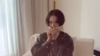 Fashion Yoona SNSD Padu Padan Jaket Kulit dan Hoodie Bernuansa Musim Gugur