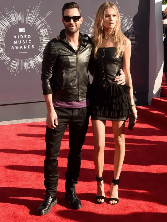 Kini, penampilan Adam Levine terlihat sebagai anak muda yang menggemari aliran musik Punk. (AFP/Bintang.com)