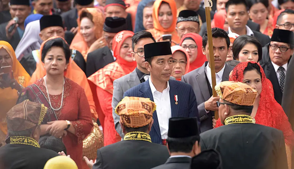 Menurut Pemangku Adat Tapanuli Selatan, Pandapotan Nasution saat menggelar jumpa pers Kamis (23/11) kedatangan Jokowi bukan sebagai orang biasa, melainkan sebagai raja. (Deki Prayoga/Bintang.com)