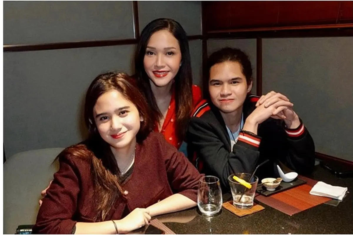 7 Potret Maia Estianty Bareng Dua Calon Mantunya, Tissa Biani dan Laura Moane