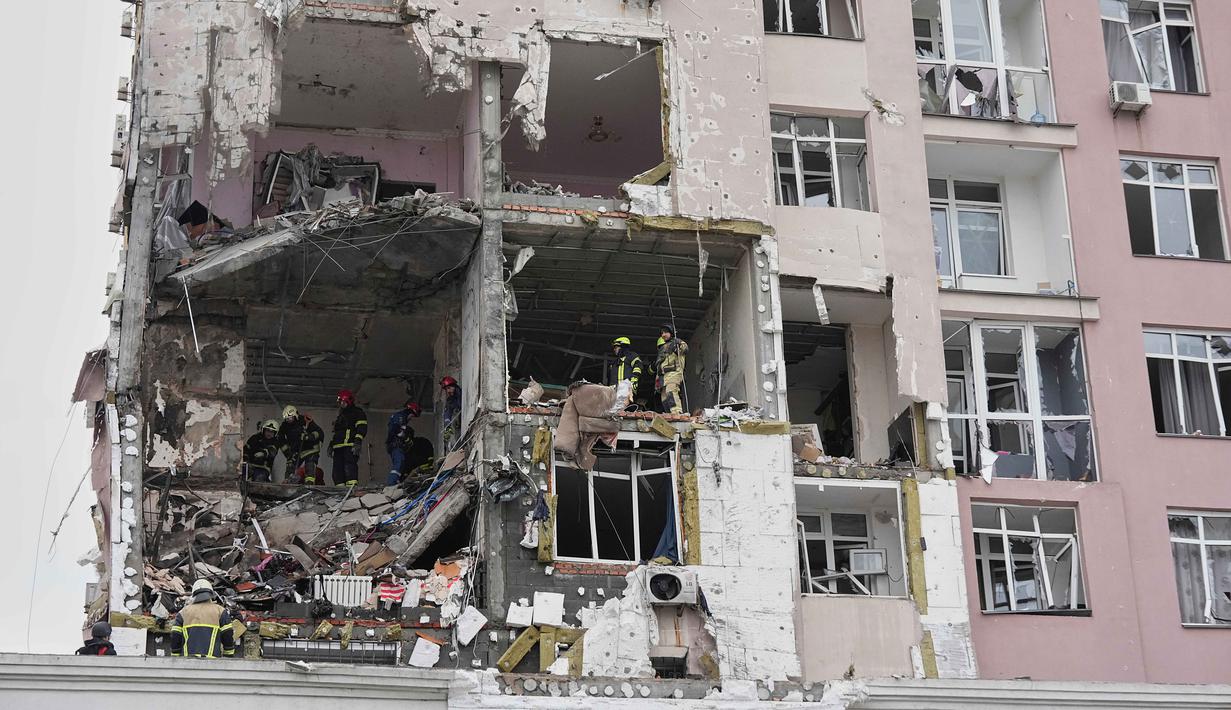 Serangan ini terjadi hanya sehari jelang pertemuan antara Presiden Ukraina, Volodymyr Zelenskiy dan Presiden Amerika Serikat (AS), Donald Trump yang diagendakan membahas versi terbaru rencana perdamaian antara Kyiv dan Moskow. Tampak dalam foto, tim penyelamat bekerja di lokasi bangunan yang rusak akibat serangan Rusia di Kyiv, Ukraina, Sabtu, 27 Desember 2025. (AP Photo/Efrem Lukatsky)