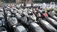 Modus operandi para pelaku dengan berpura-pura membeli sepeda motor secara resmi menggunakan KTP masyarakat yang didapatkan secara acak. Salah satunya dari media sosial. (merdeka.com/Imam Buhori)