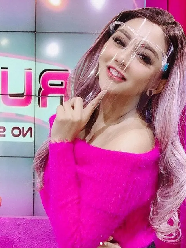 Gaya 6 Selebriti saat Pakai Rambut Palsu, Tampil Beda