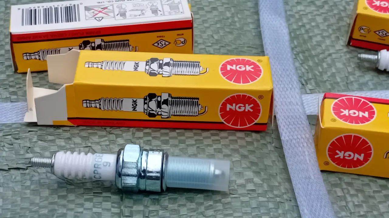 Tampak busi palsu NGK