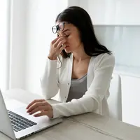Burnout bukan sekadar rasa capek biasa. Ini adalah kondisi kelelahan fisik, emosional, dan mental yang muncul akibat stres berkepanjangan. (foto/dok: freepik)