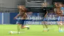 Para pemain Tampines Rovers menerapkan taktik saat uji coba apangan di Stadion Utama GBK, Senayan, Jakarta (27/2/2018). Tampines Rovers akan melawan Persija di Grup H. (Bola.com/Nick Hanoatubun)