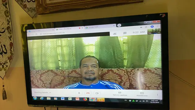 Seorang guru bersedih karena muridnya tidak masuk ke kelas Zoom