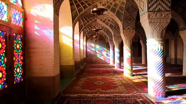 Warna dari masjid ini memang tidak serta merta seluruhnya berwarna pink, namun masjid yang bernama asli Nasir Al-Mulk ini menyimpan keindahan yang luar biasa di dalamnya.