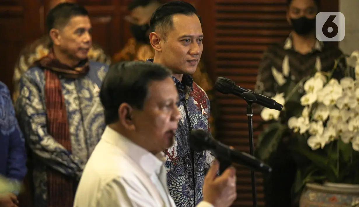 Ketua Umum Partai Gerindra Prabowo Subianto bersama Ketua Umum Partai Demokrat Agus Harimurti Yudhoyono  memberikan keterangan usai pertemuan di Kertanegara, Jakarta, Jumat (24/6/2022). Prabowo mengatakan belum menghasilkan kesepakatan untuk koalisi. Adapun pertemuan tersebut selama kurang lebih dua jam baru komunikasi awal. (Liputan6.com/Faizal Fanani)