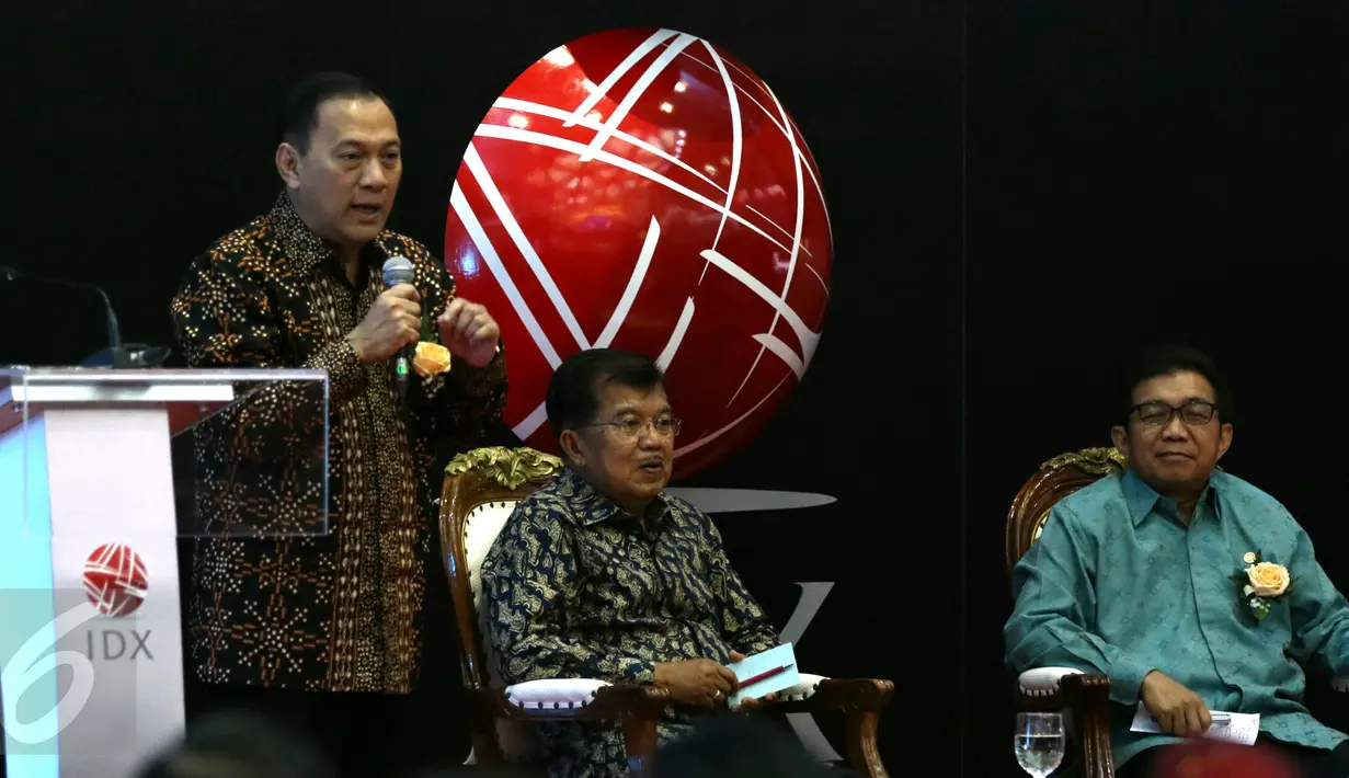 Gubernur BI, Agus Martowardojo (kiri) memberi keterangan saat pembukaan perdagangan saham 2017,  Jakarta, (3/1). Sebelumnya perdagangan ditutup di level 5.296,71 poin, atau naik sebesar 15,32% dibanding penutupan 2015 lalu. (Liputan6.com/Angga Yuniar)