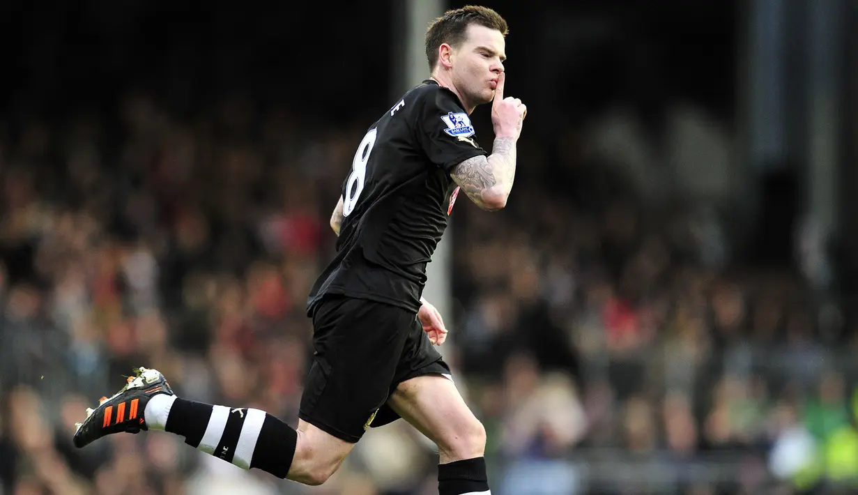 Selebrasi gol Danny Guthrie gelandang Newcastle United saat melawan Fulham di Craven Cottage, London (21/1/2012) dalam lanjutan Liga Primer Inggris. (AFP/Glyn Kirk)