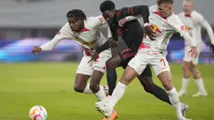 Gelandang Bayern Munchen Alphonso Davies berebut bola dengan bek RB Leipzig Mohamed Simakan pada laga pekan ke-16 Bundesliga Jerman 2022-2023 di Red Bull Arena, Sabtu (21/1/2023) dini hari WIB. Bayern Munchen berbagi poin saat bertandang ke markas RB Leipzig. (AP Photo/Matthias Schrader)