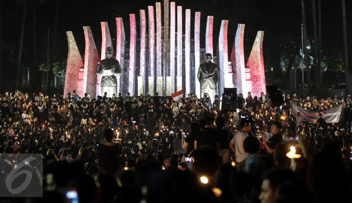 Ribuan pendukung Ahok menggelar acara Malam Solidaritas atas Matinya Keadilan di Tugu Proklamasi, Jakarta (10/05). Massa datang untuk bersimpati kepada Ahok karena dihukum kurungan penjara dua tahun. (Liputan6.com/Faizal Fanani)