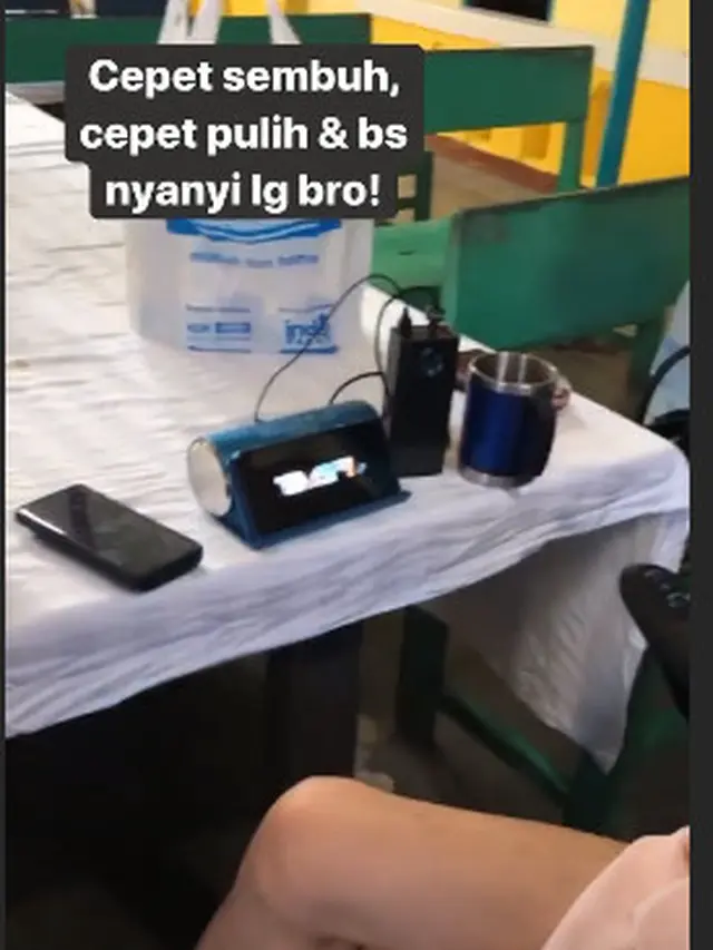 6 Momen Tya Ariestya Jenguk El Ibnu Vokalis Band Elkasih, Penuh Haru