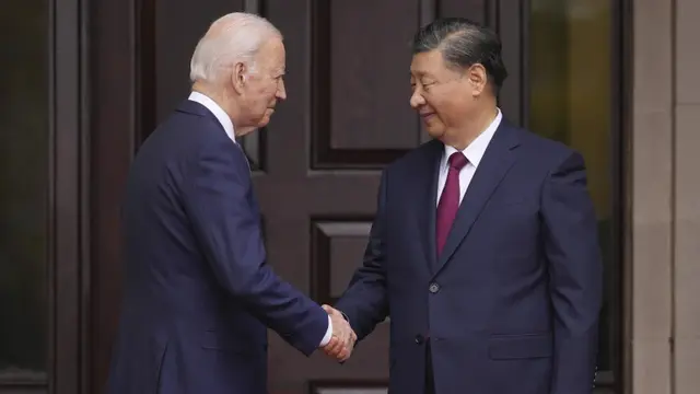 Pemimpin China Xi Jinping dan Presiden AS Joe Biden bertemu di sela-sela APEC, mereka berjalan di Filoli Estate, Woodside, Californa. (AP, Pool)