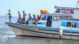 Kabar duka terbakarnya Kapal Wisata Zahro Expreess menjadi kado pahit di awal 2017, Senin (2/1). Menurut data dari BNPB tercatat 23 orang tewas, 17 hilang dan 194 penumpang lainnya selamat dalam kejadian tersebut. (Liputan6.com/Faizal Fanani)