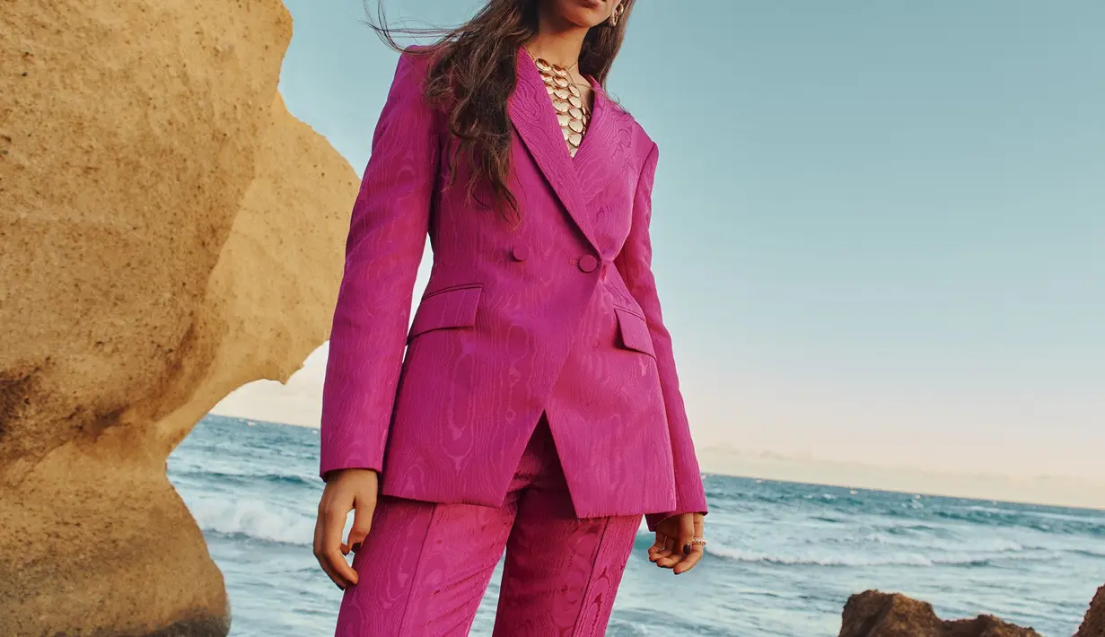 Disesuaikan untuk pelanggan fashion-forward, koleksi H&M Limited Edition 2023 menawarkan penampilan dinamis dengan desain berlapis yang membangkitkan keceriaan dan ekspresi diri. [Foto: H&M]