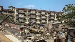 Pembongkaran tersebut dilakukan untuk merefungsi taman sebagai Ruang Terbuka Hijau (RTH), Jakarta, (22/10/14). (Liputan6.com/Faizal Fanani)