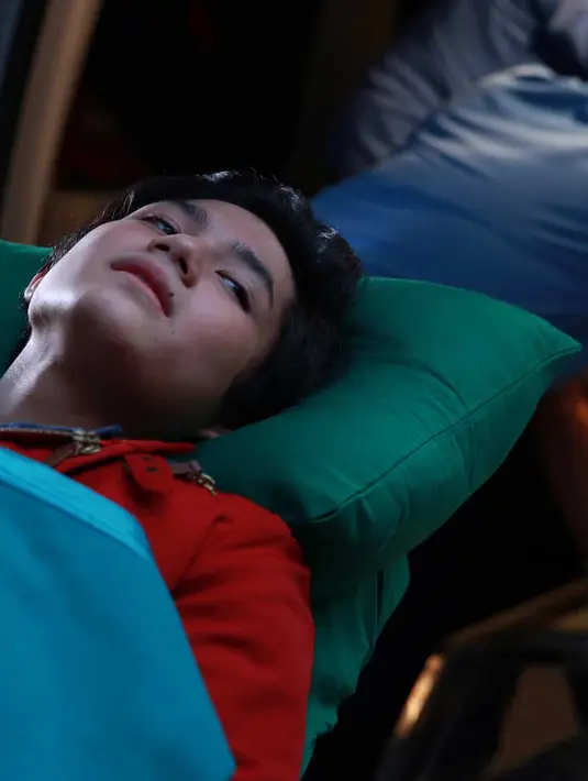 Teuku Rasya mendapat peran sebagai seseorang yang menderita penyakit di video klip terbaru milik The Freaks. (Deki Prayoga/Bintang.com)