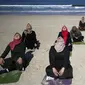 Sejumlah wanita Palestina berlatih yoga di pantai di Gaza City (3/3/2020). Pelatihan yoga tersebut diselenggarakan oleh Positive Energy Club. (AFP Photo/Mohammed Abed)