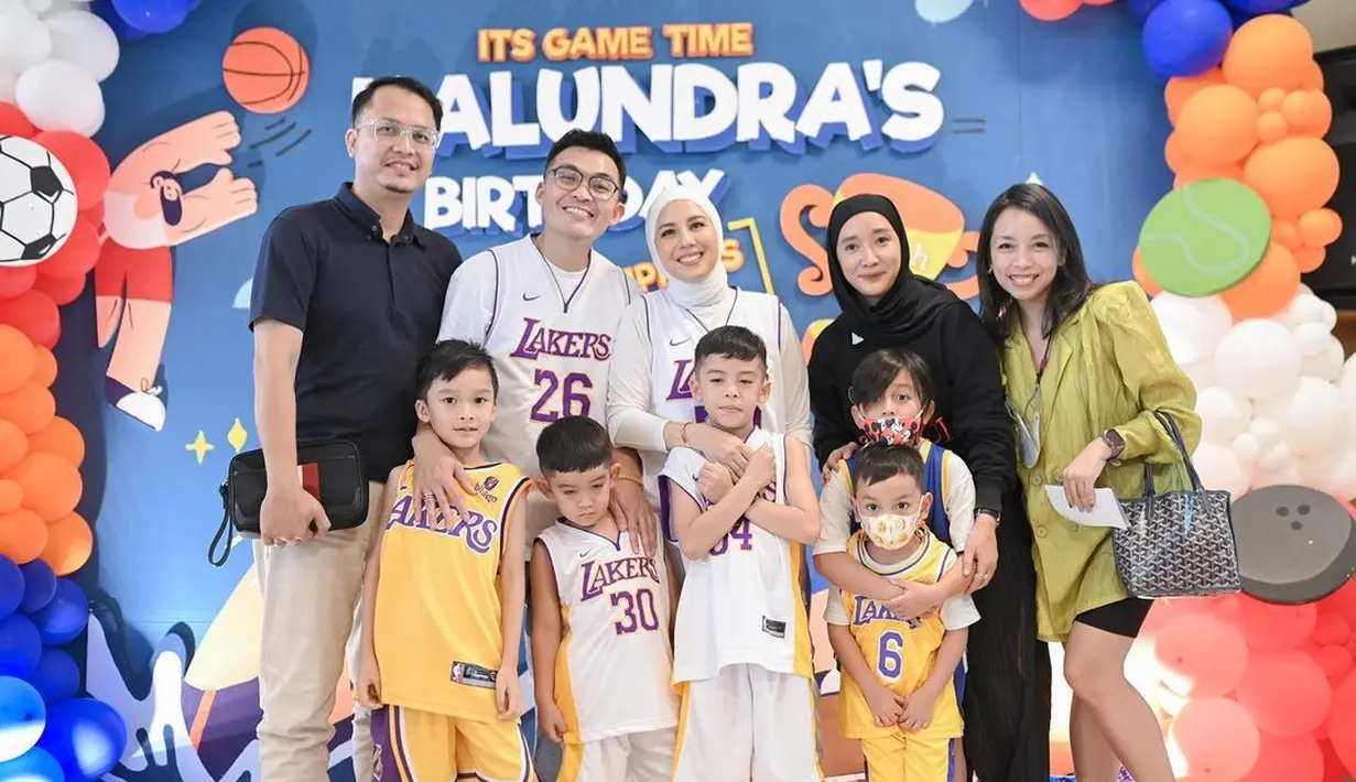 Tya Ariestya merayakan ulang tahun sang anak Kalundra yang ke-4 tahun mengenakan outfit bertema olahraga basket. [Instagram/tya_ariestya]