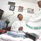 SIAP BERANGKAT: Yasin bersama Harsono menata baju dan perlengkapan yang akan dibawa ke Tanah Suci. (Boy Slamet/Jawa Pos)