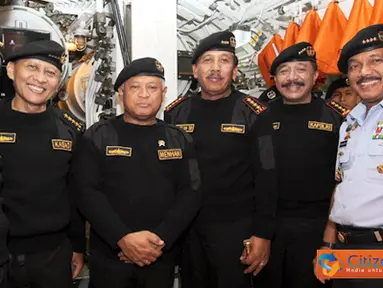 Citizen6, Banten: Hingga saat ini, warga kehormatan kapal selam telah mencapai 116 orang termasuk Panglima TNI dan Kasau yang telah menerima Brevet Hiu Kencana. (Pengirim: Badarudin Bakri)
