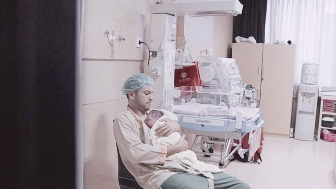 Momen Seleb Pria Peluk Anaknya yang Baru Lahir (Sumber: Instagram//skyproject.photo)