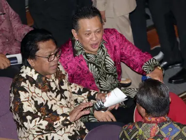 Ketum Partai Hanura Oesman Sapta Odang (OSO) (kiri) berbincang dengan Ketua DPR Bambang Soesatyo saat hadir dalam perayaan HUT Ketum PDIP Megawati Soekarnoputri di Taman Ismail Marzuki (TIM), Jakarta, Selasa (23/1). (Liputan6.com/Faizal Fanani)